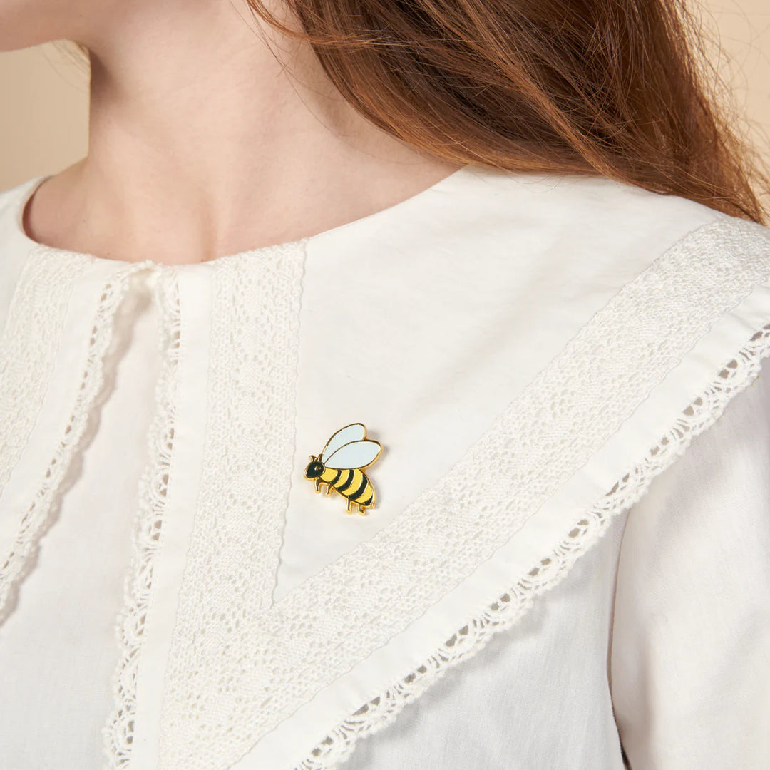 Bee Pin von Coucou Suzette - getragen, auf weißer Bluse