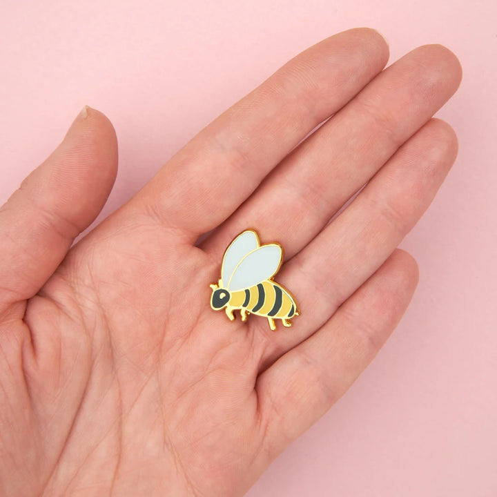 Bee Pin von Coucou Suzette - auf Handfläche