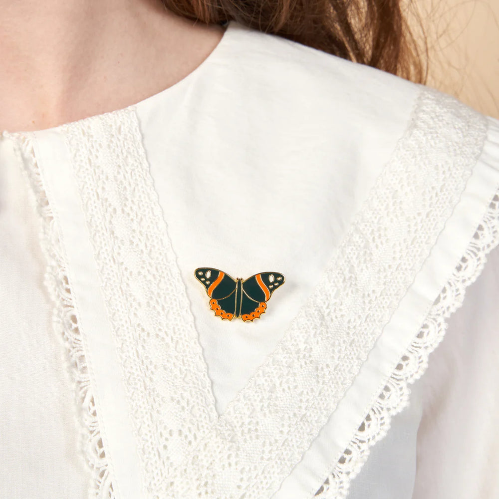 Black Butterfly Pin von Coucou Suzette - angesteckt auf weiße Bluse