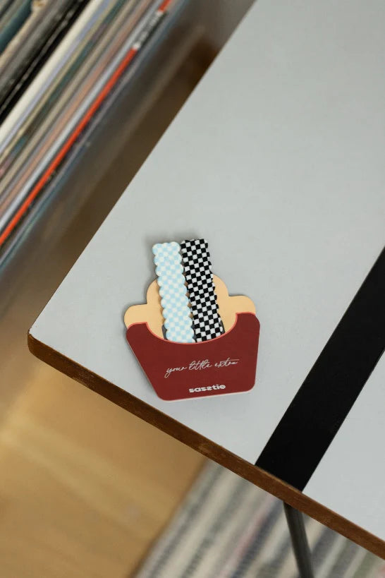 Frites Chunkie von Sasstie - Verpackung auf Tisch platziert 