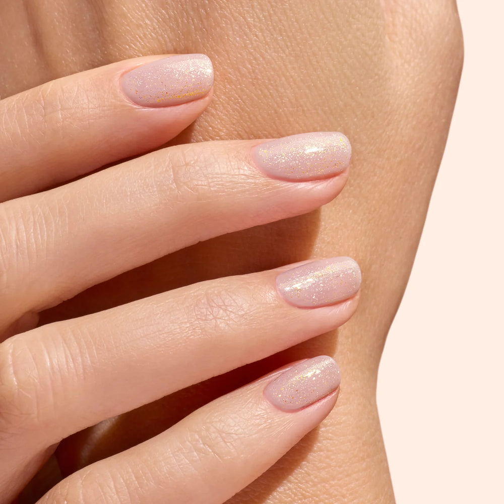Top Coat mit Pailleten silber von Manucurist - aufgetragen auf Nägel
