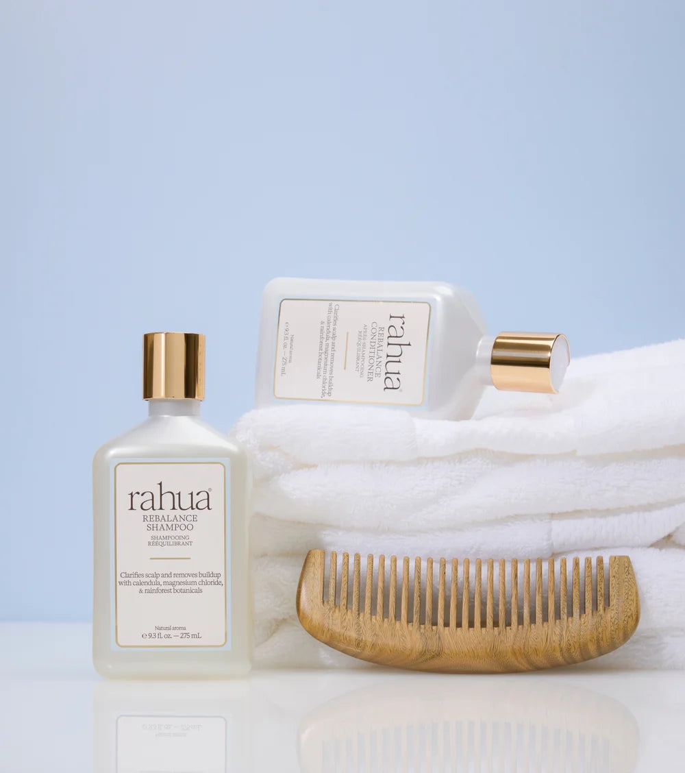 Rahua Rebalance Shampoo und Conditioner mit Haarbürste im Badezimmer-Setting