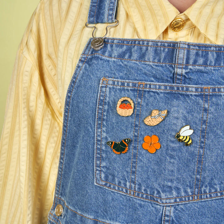 Bee Pin von Coucou Suzette - getragen auf Latzhose mit weiteren Pins