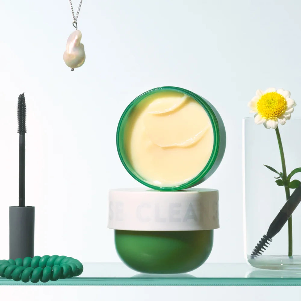 Cleansing Balm von Mádara - geöffnet, umrahmt von Beauty Produkten