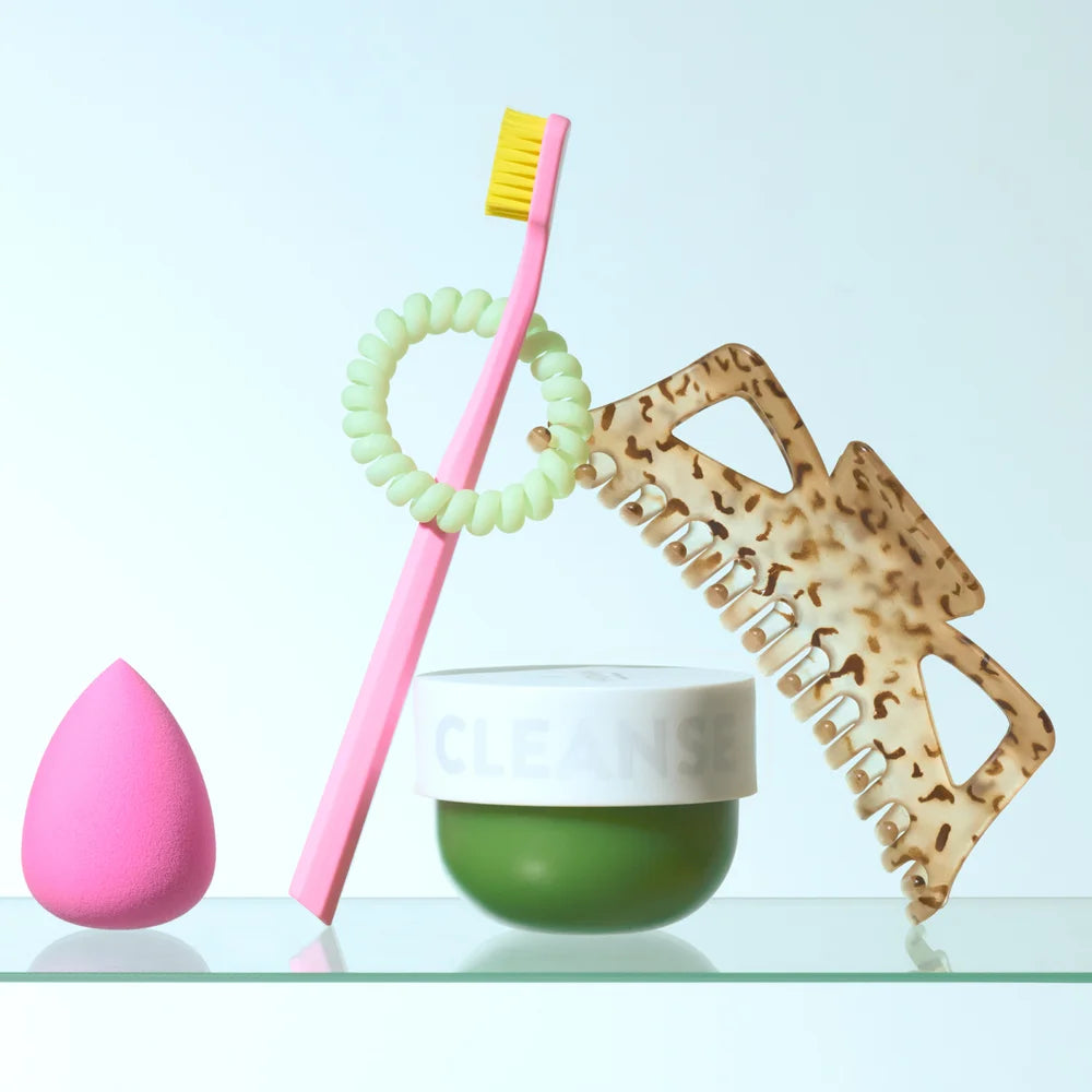 Cleansing Balm von Mádara - mit Zahnbürste, Haaraccessoires und Beauty Blender