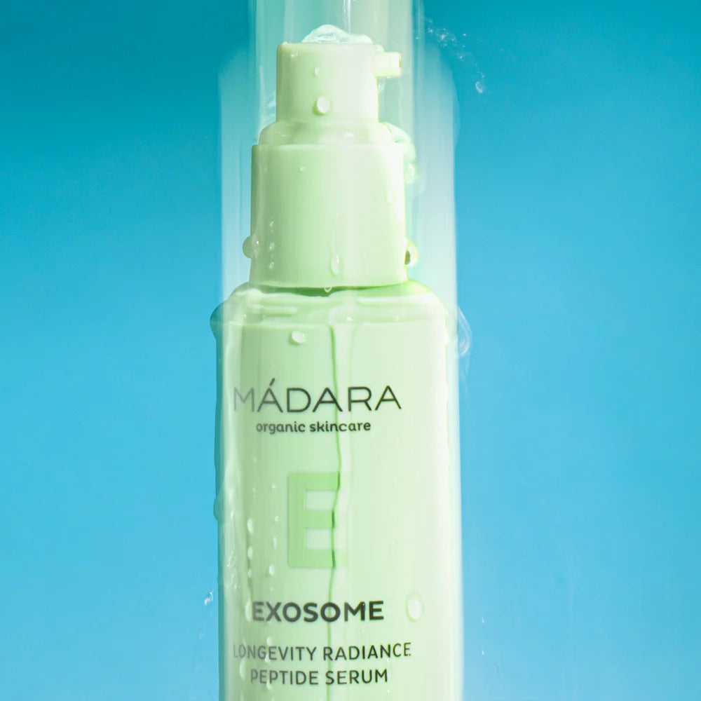 Exosome Longevity Radiance Peptide Serum von Mádara - ästhetisches Produktfoto vor blauem Hintergrund