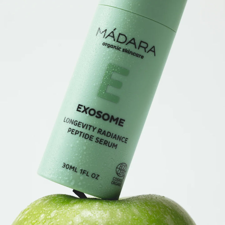Exosome Longevity Radiance Peptide Serum von Mádara - ästhetisches Produktfoto, grüner Apfel
