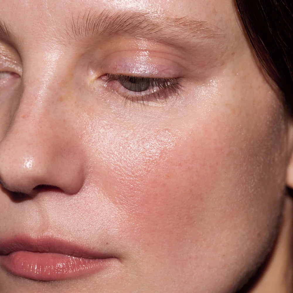 Exosome Longevity Radiance Peptide Serum von Mádara - aufgetragen auf der Haut
