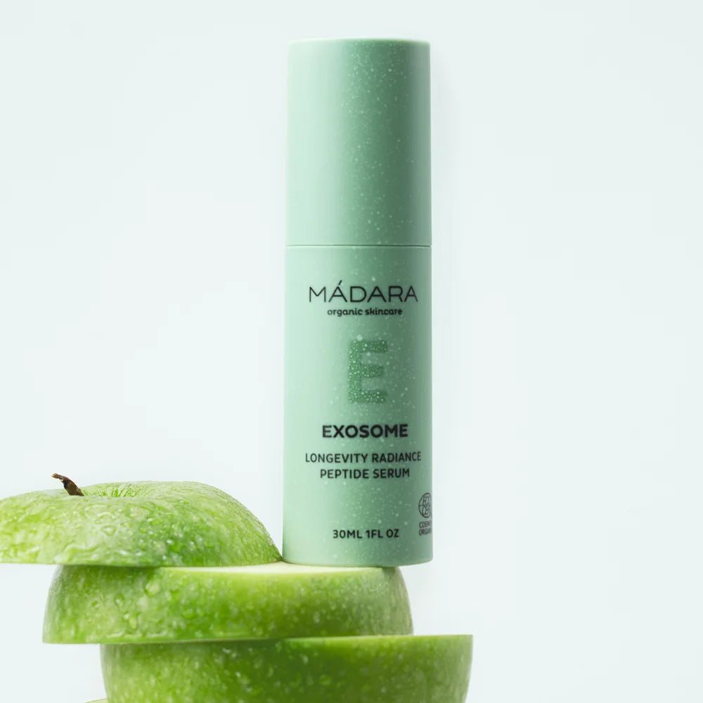 Exosome Longevity Radiance Peptide Serum von Mádara - ästhetisches Produktfoto, grüne Äpfel