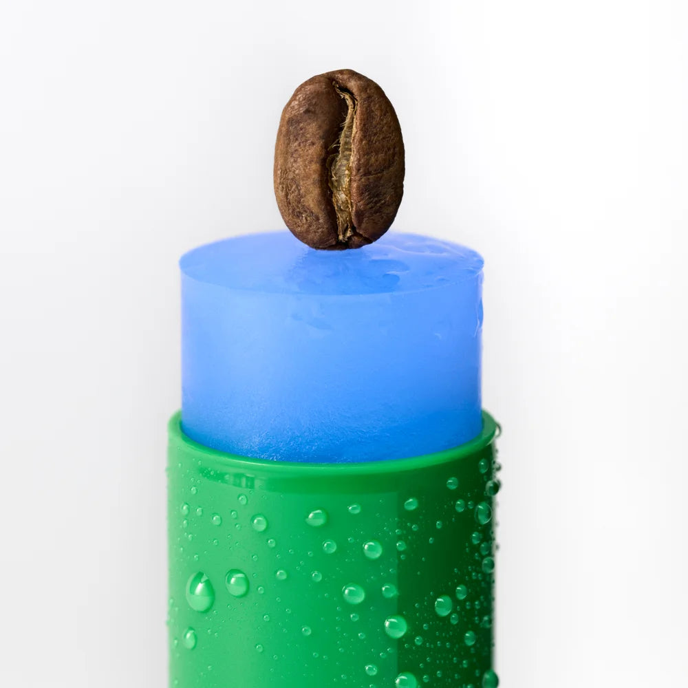 Dewy Hydra Caffeine Serum Stick von Mádara - Kaffeebohne balanciert auf Stick