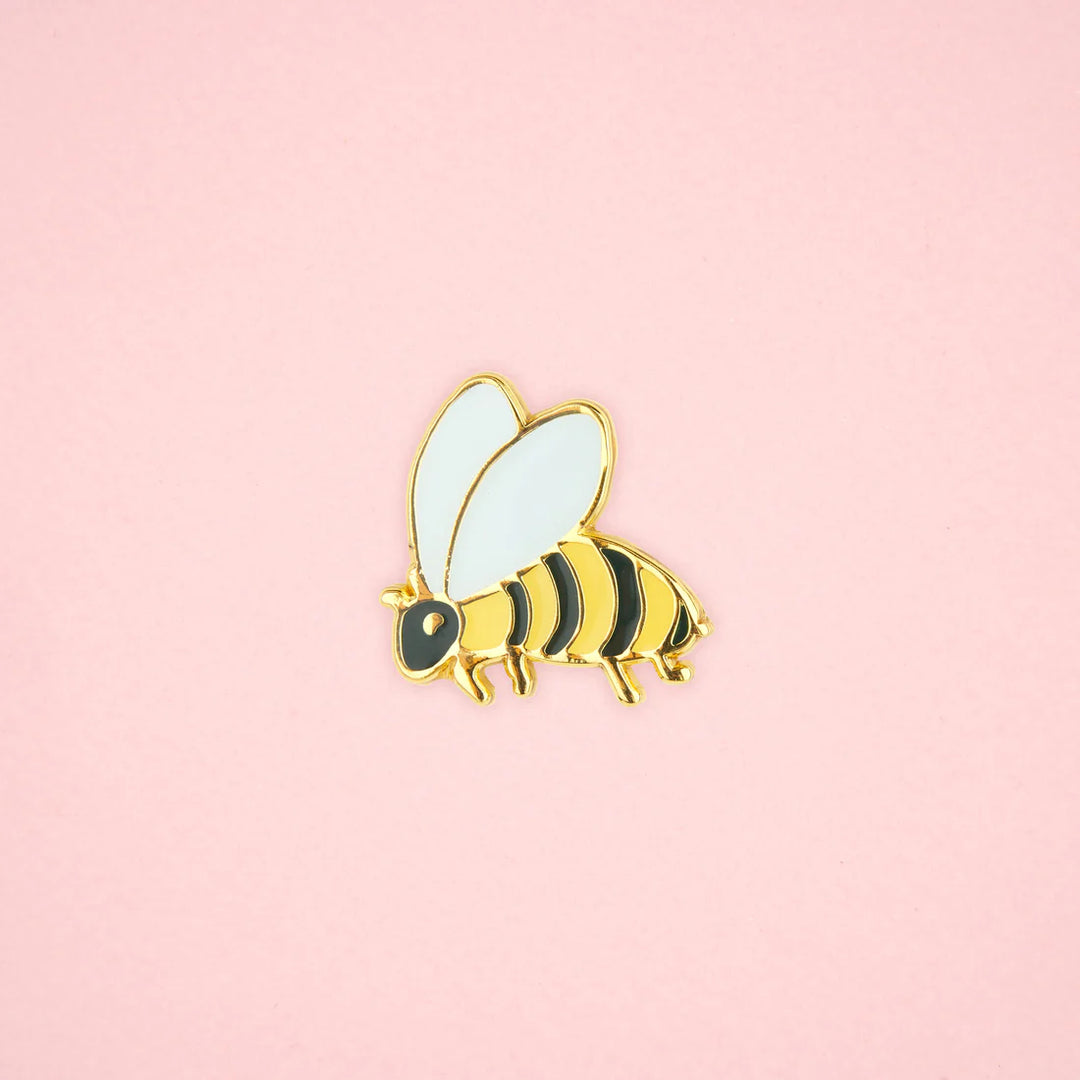 Bee Pin von Coucou Suzette - vor rosa Hintergrund