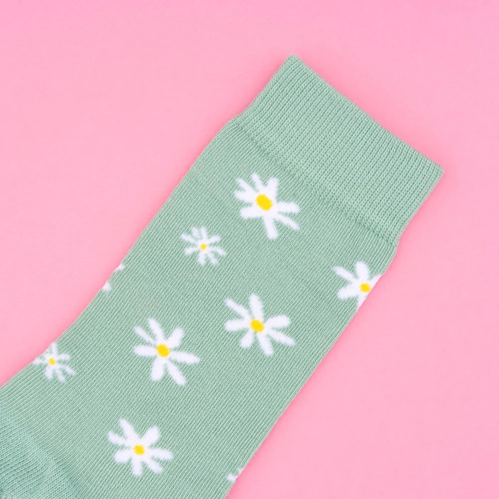Daisy Socks von Coucou Suzette - Detailaufnahme vor rosa Hintergrund