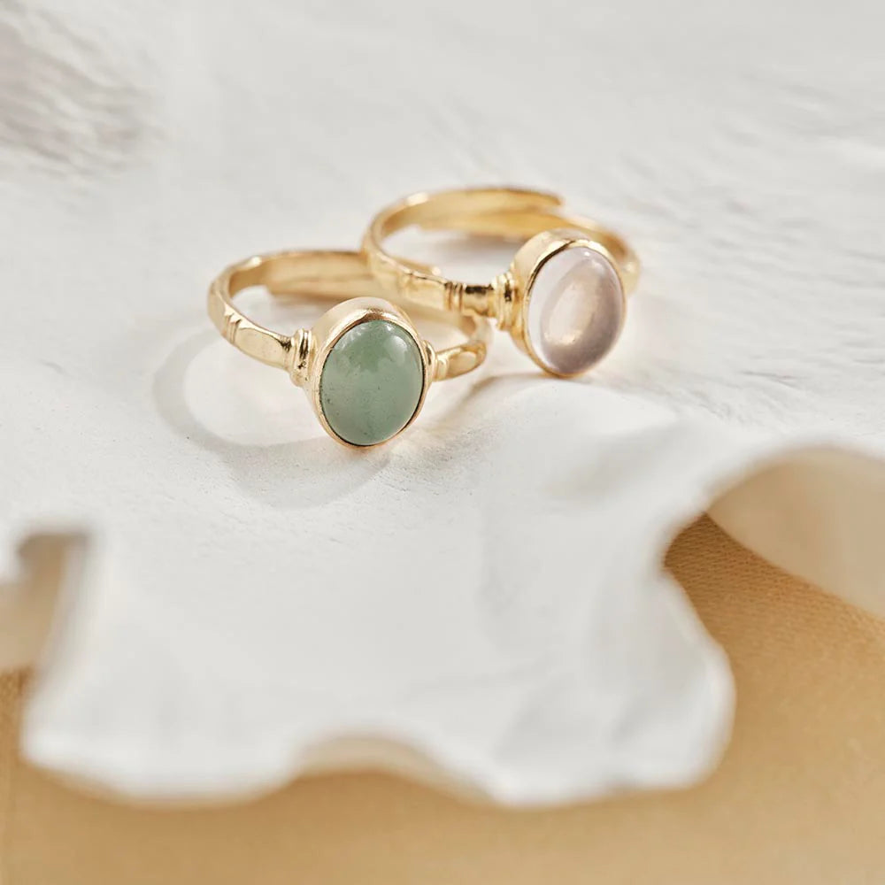 A Beautiful Story Aventurin Ring Gold Detailansicht - nachhaltiger Schmuck aus vergoldetem Messing mit natürlichem grünen Edelstein
