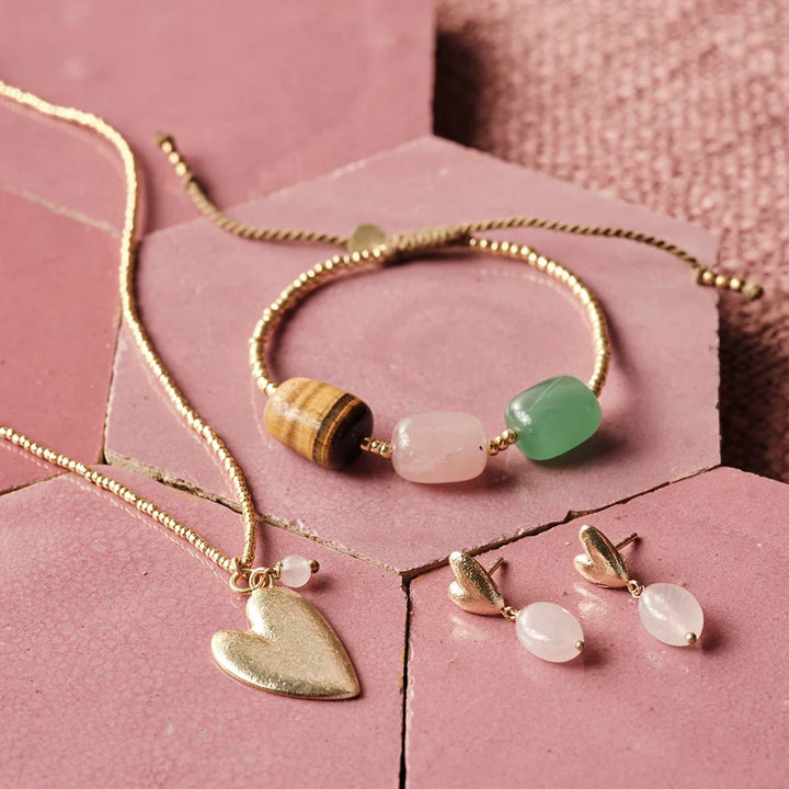 Heavenly Rose Quartz Earrings als Ensemble mit anderen Schmuckstücken