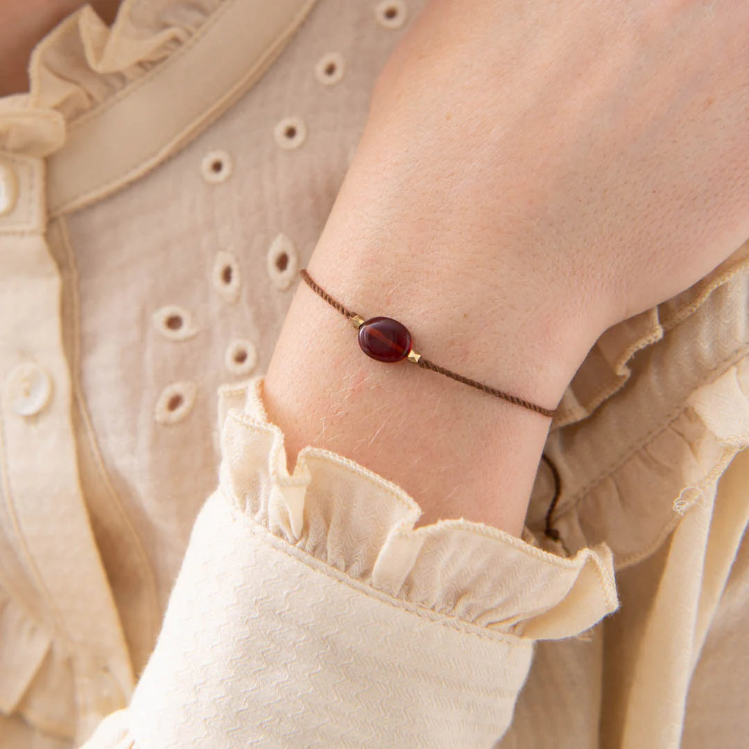 A Beautiful Story Gemstone Card Armband Detailansicht - Baumwollarmband mit rotem Granat Edelstein, individuell anpassbar mit Schiebeknoten