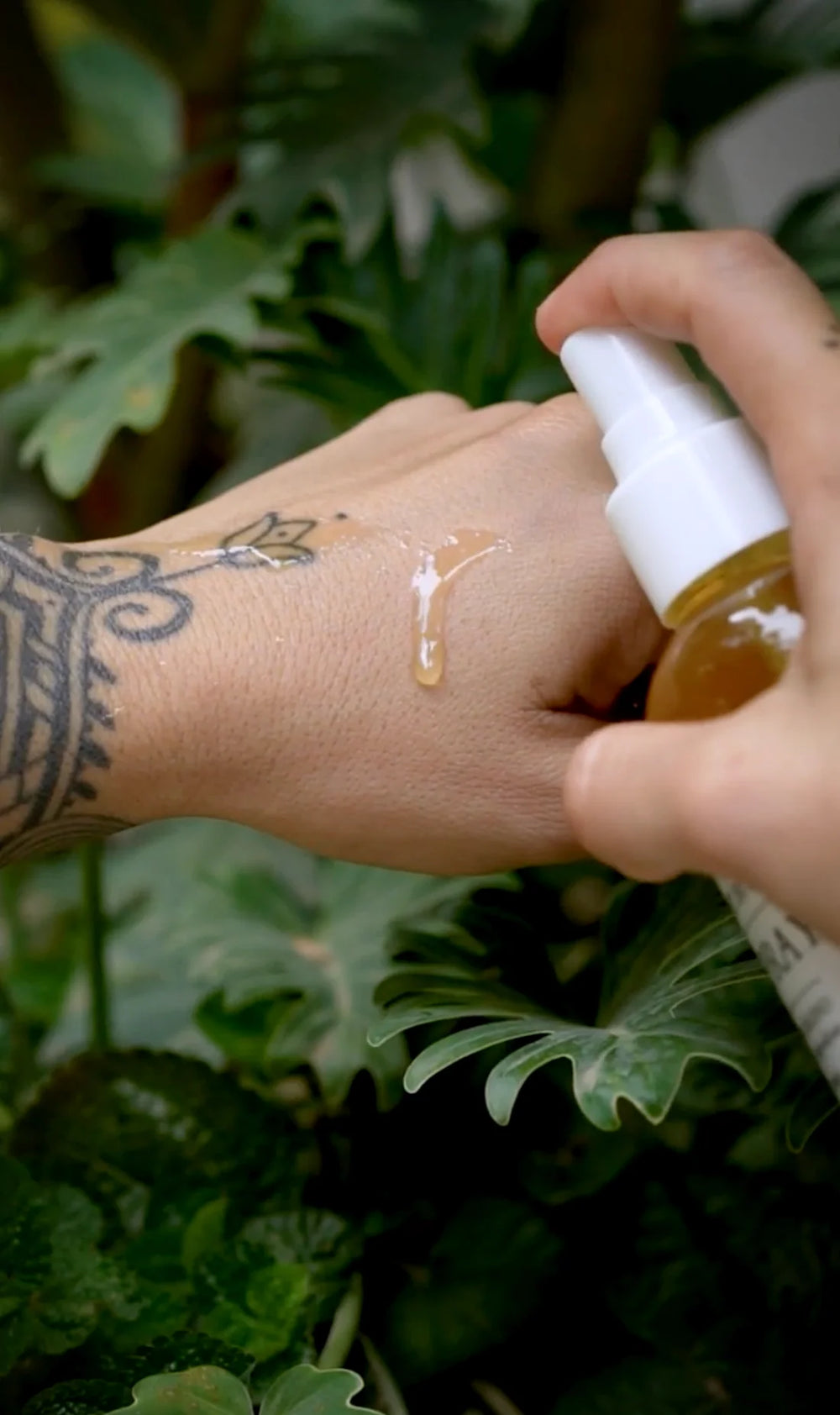 Bug Spray von Anima Mundi Herbals - aufgesprüht auf Hand