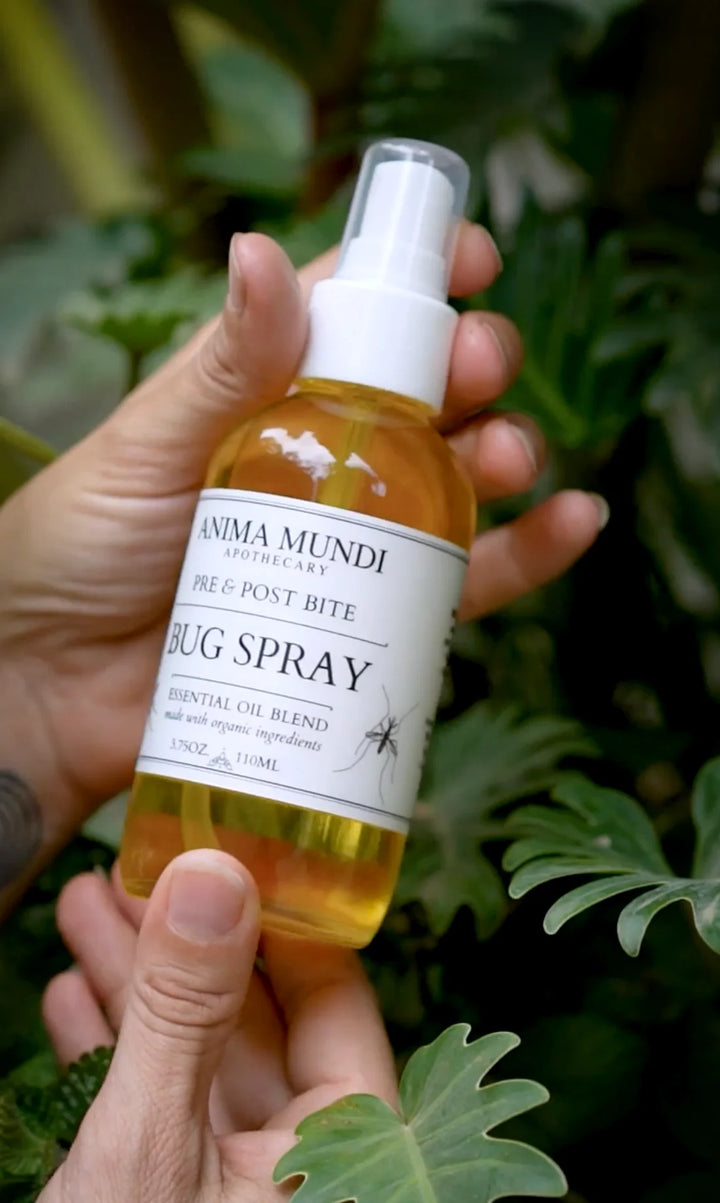 Bug Spray von Anima Mundi Herbals - in Hand gehalten