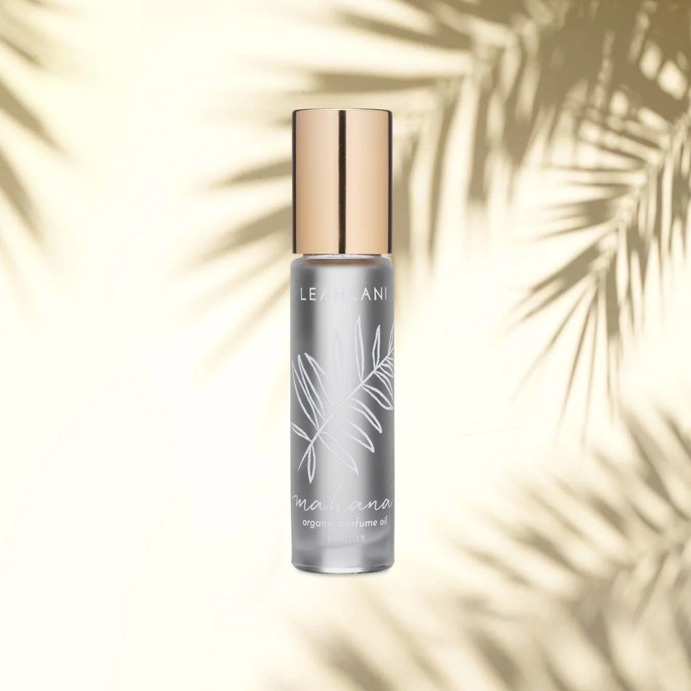 Leahlani Mahana Perfume Oil 9 ml – Rollerball-Flakon vor Palmenschatten