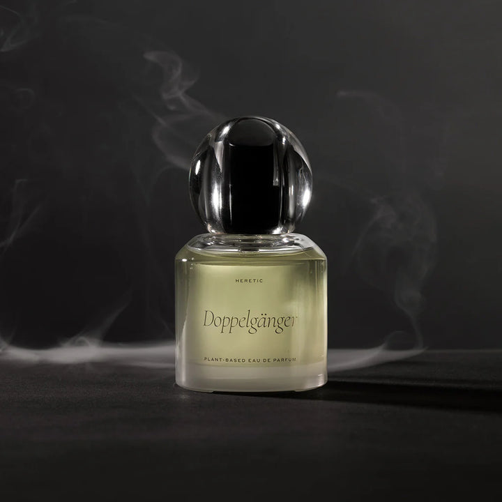 Heretic Parfum Doppelgänger Flakon vor dunklem Hintergrund mit Rauch