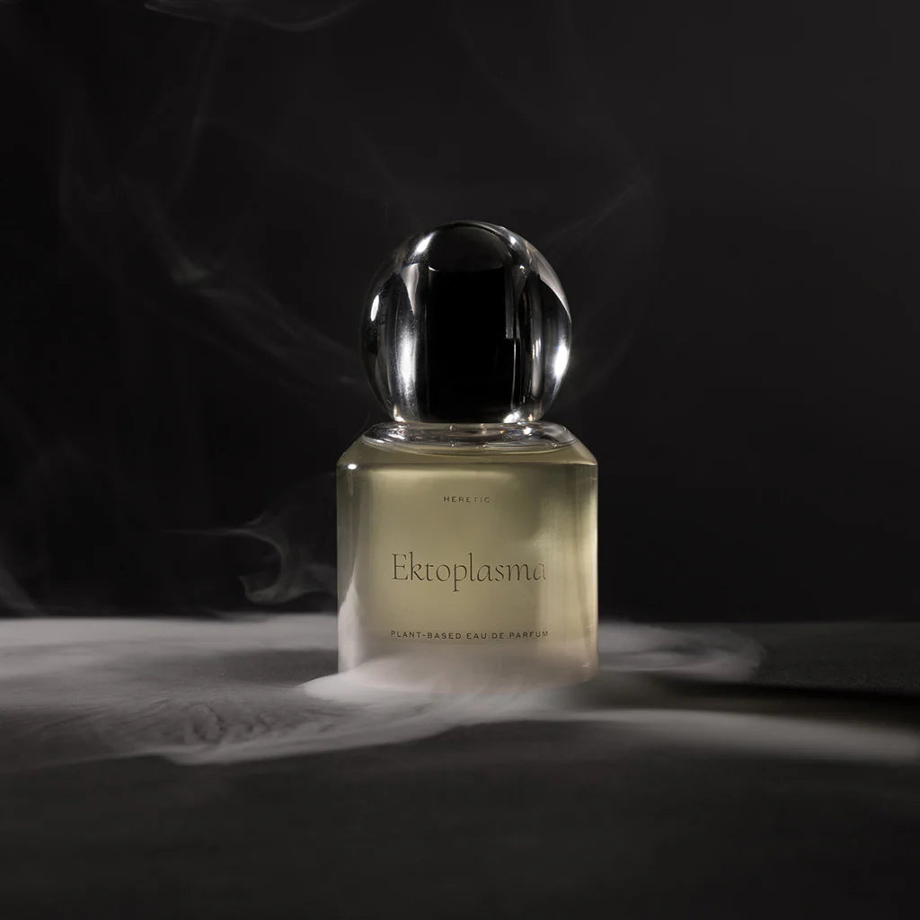 Heretic Parfum Ektoplasma Eau de Parfum mit Rauch vor dunklem Hintergrund