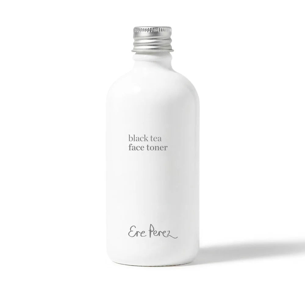 Ere Perez Black Tea Face Toner 100 ml – alkoholfreier, feuchtigkeitsspendender Gesichtstoner in weißer Glasflasche