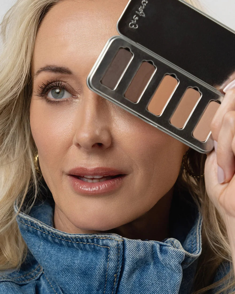 Model mit Ere Perez Chamomile Eye Palette Element Matte – die fünf harmonisch abgestimmten Erdtöne im Überblick