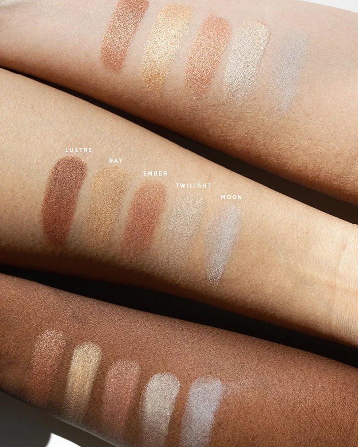 Farbswatches der Ere Perez Light Shimmer Palette auf verschiedenen Hauttönen – von hellem Perlmutt bis warmem Bronze