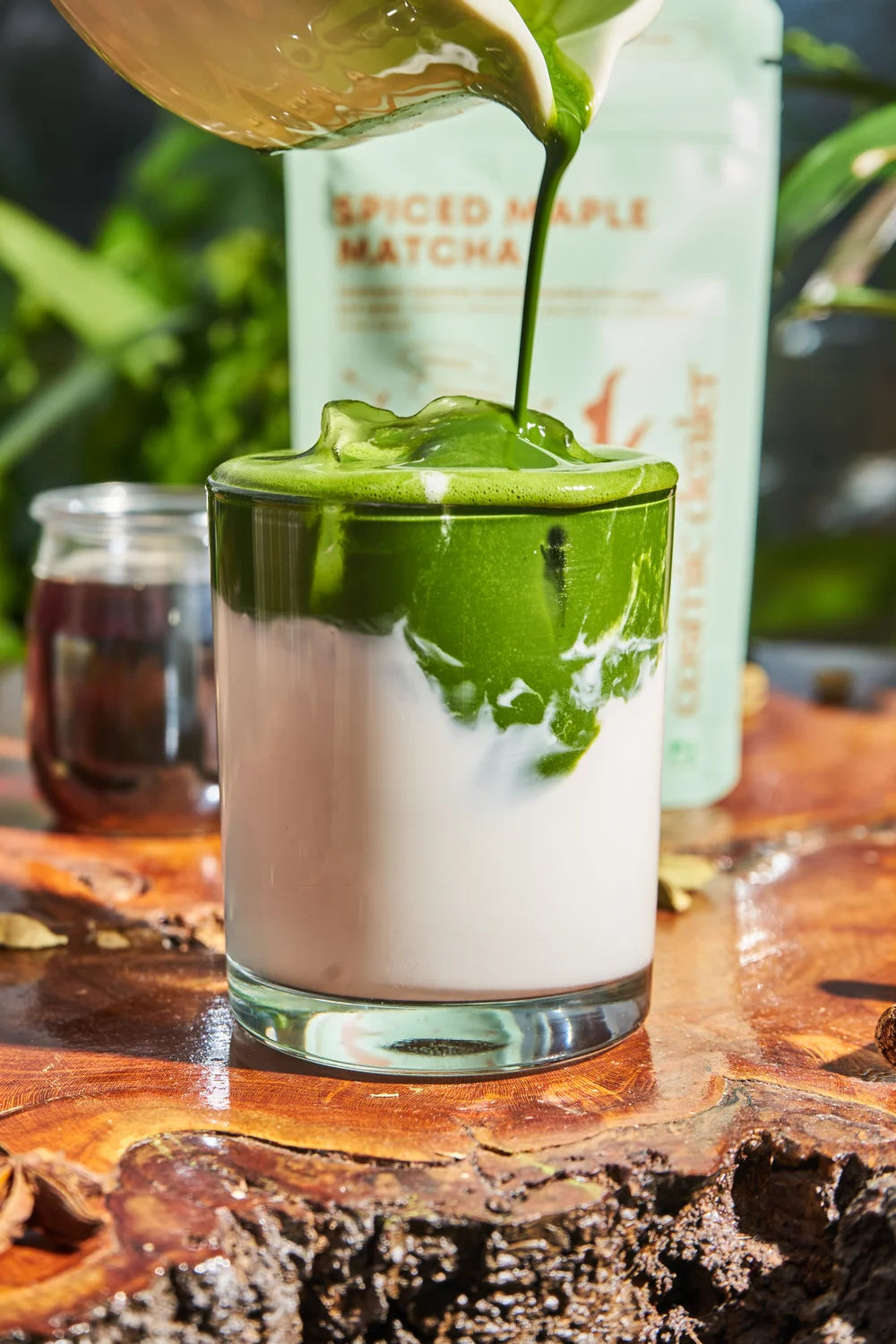 Spiced Maple Matcha Latte mit Pflanzenmilch von Cosmic Dealer