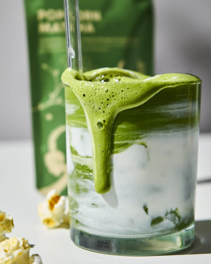 Popcorn Matcha Latte von Cosmic Dealer mit Bio-Matcha, Sencha und geröstetem Reis