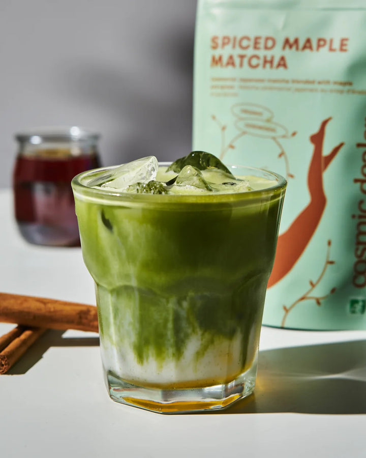 Cremiger Spiced Maple Matcha Latte von Cosmic Dealer mit Zimt und Ahorn
