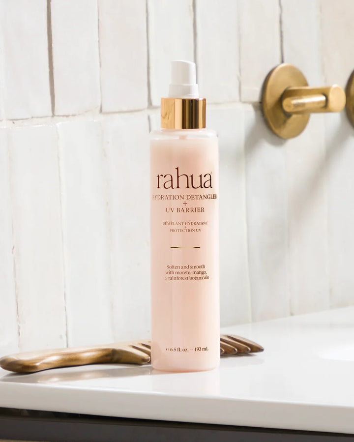 Rahua Hydration Detangler + UV Barrier im Badezimmer für Feuchtigkeit und Schutz vor UV-bedingten Belastungen