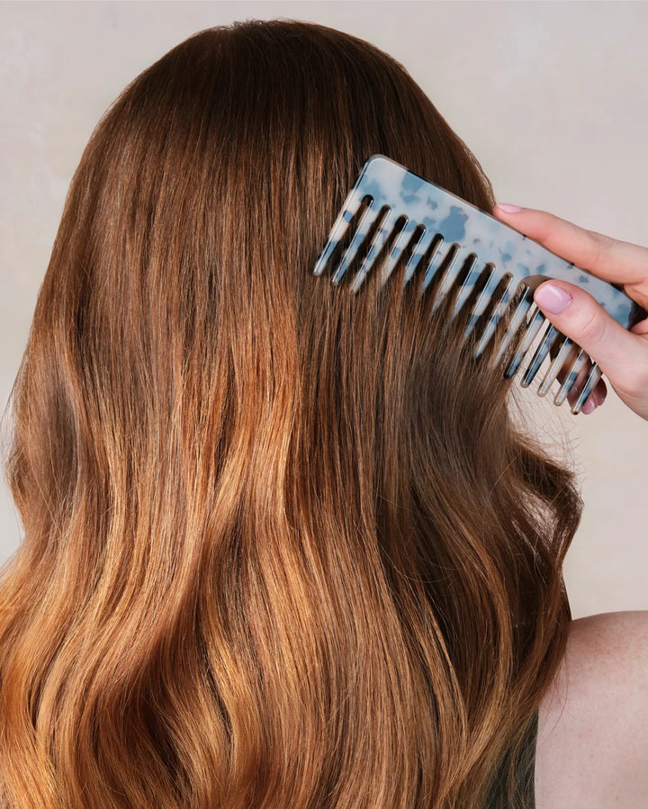 Entwirren der Haarlängen mit Rahua Hydration Detangler + UV Barrier für gut kämmbares Haar