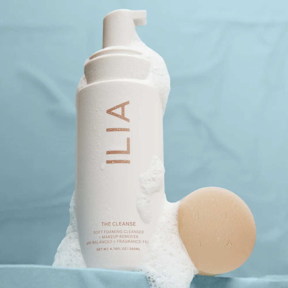 The Cleanse Soft Foaming Cleanser von Ilia Beauty - vor blauem Hintergrund, Schaum und geöffnet