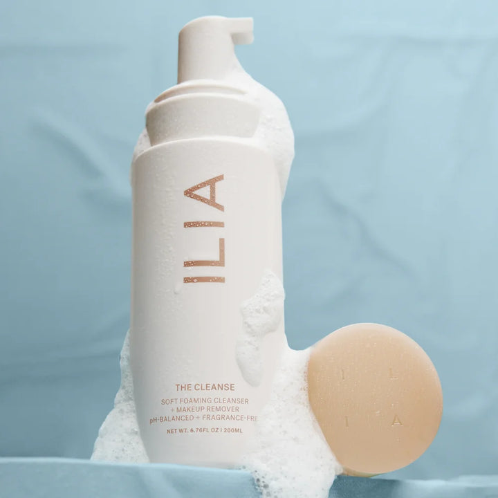 The Cleanse Soft Foaming Cleanser von Ilia Beauty - vor blauem Hintergrund, Schaum und geöffnet