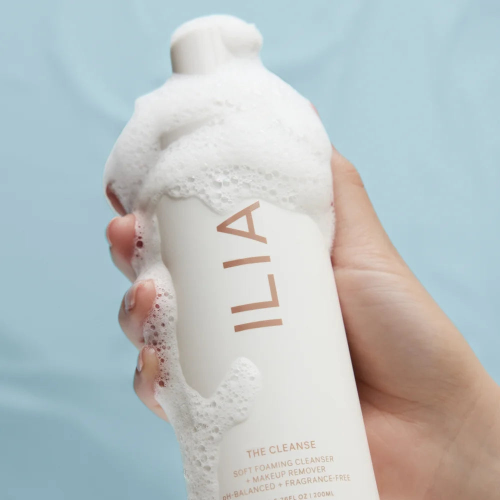 The Cleanse Soft Foaming Cleanser von Ilia Beauty - geöffnetes Produkt in Hand gehalten, mit Schaum