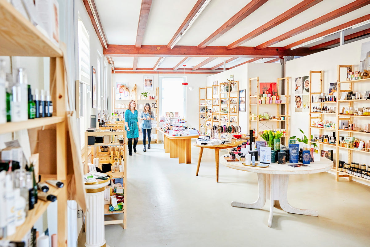 Innenraum des Blanda Beauty Stores in Reutlingen mit kuratierter Naturkosmetik und Nischendüften