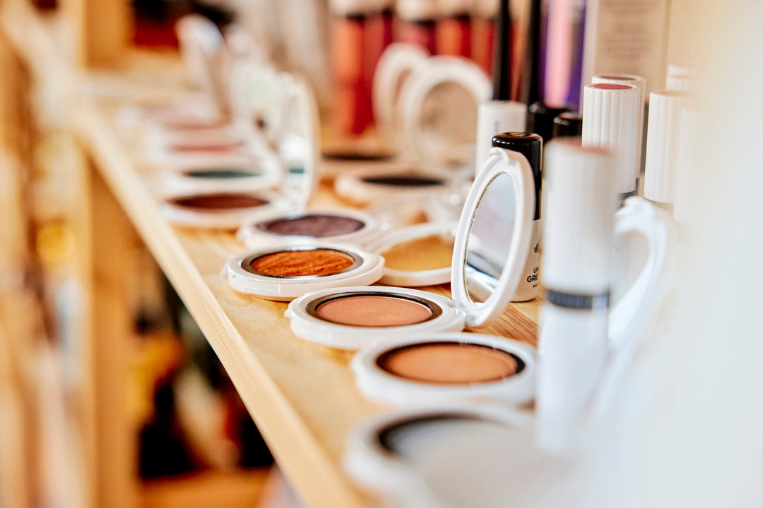 Naturkosmetik Make-up im Store testen – Puder und Produkte an der Teststation