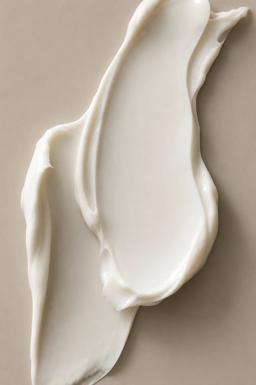 Light Cream von The Glow - Swatch auf einfarbigem Hintergrund