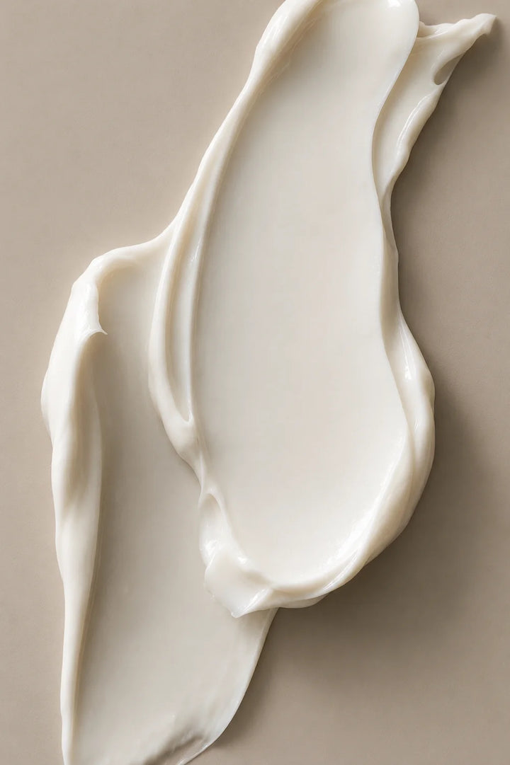 Light Cream von The Glow - Swatch auf einfarbigem Hintergrund