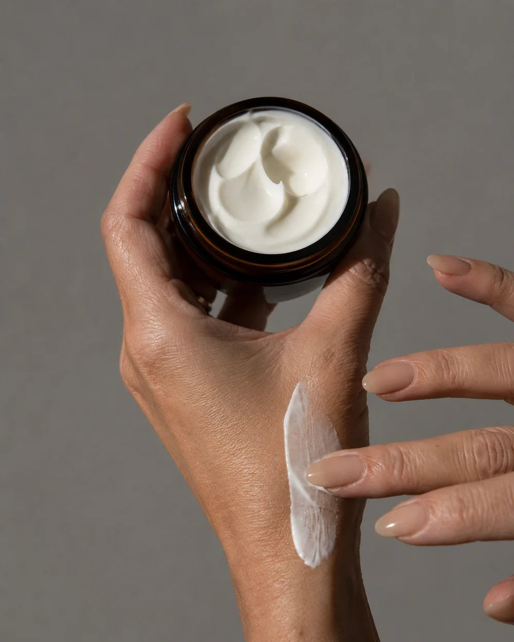 Light Cream von The Glow - aufgetragen auf die Hand, geöffnet