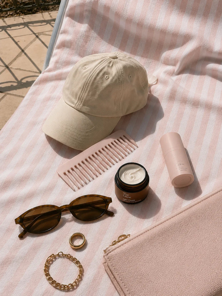 Light Cream von The Glow - Strandtuch als Untergund, Sommeressentials, beige und rosa gehalten