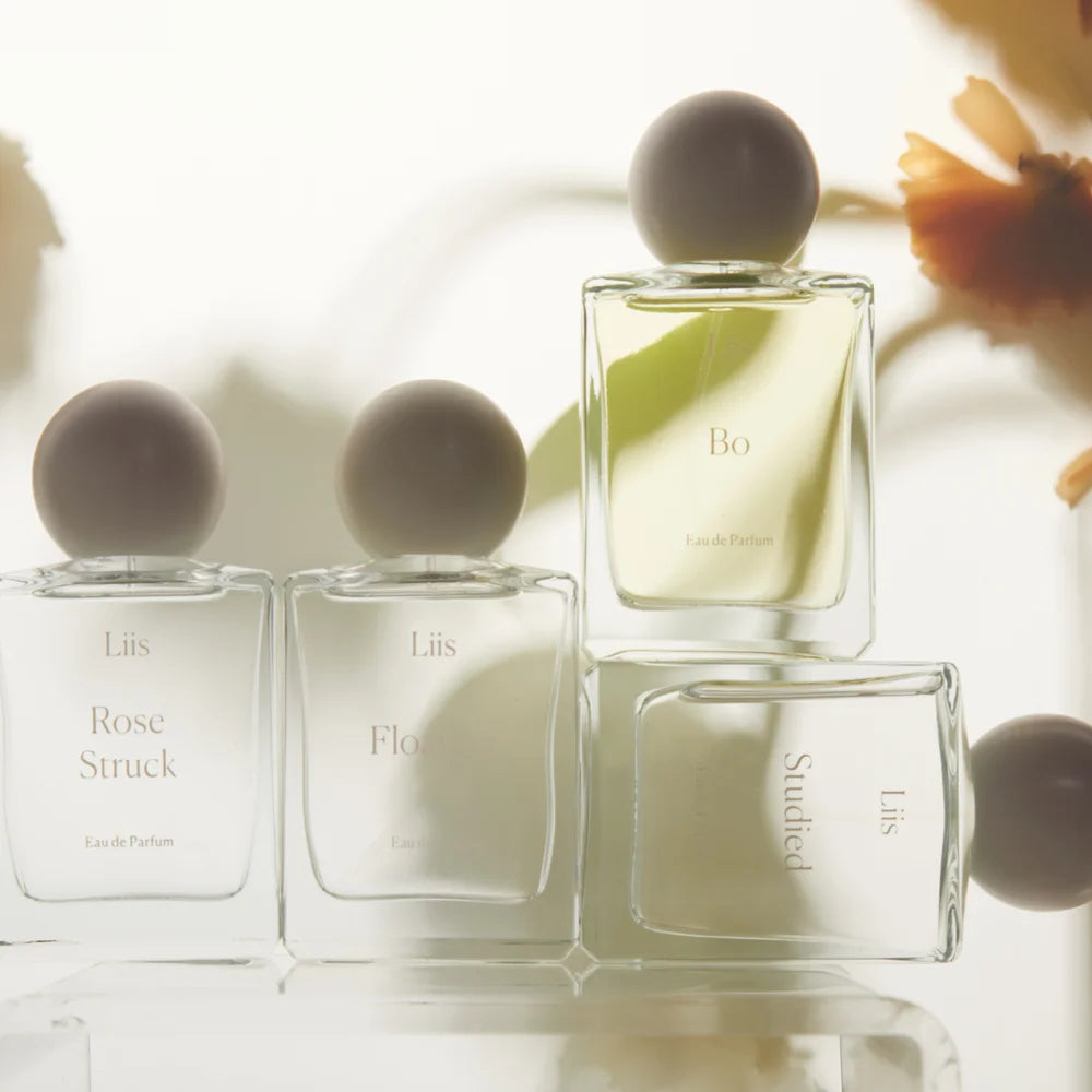 Liis Eau de Parfum Flakons im warmen Sonnenlicht