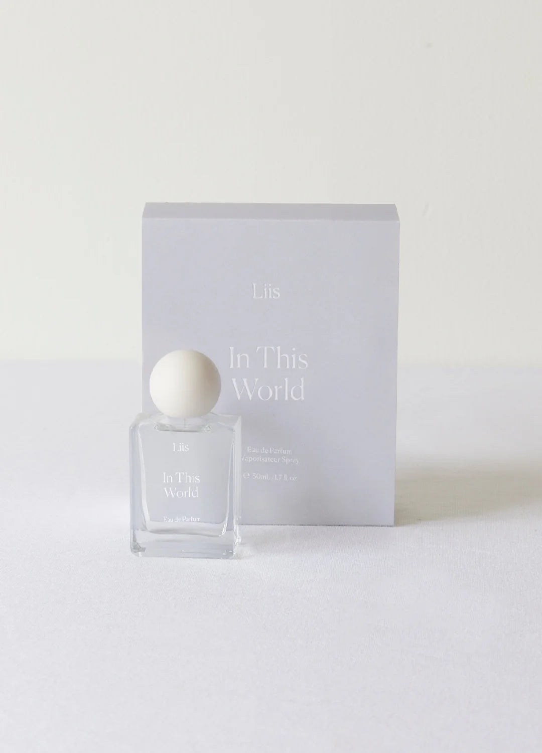 Liis In This World Eau de Parfum Flakon minimalistisch vor hellem Hintergrund