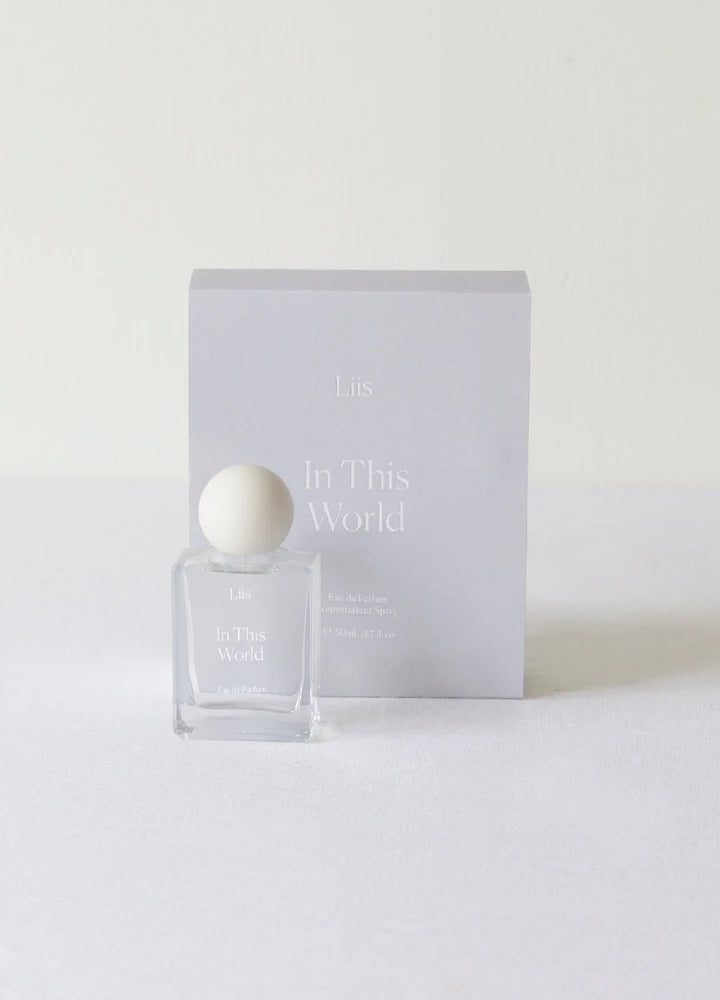 Liis In This World Eau de Parfum Flakon minimalistisch vor hellem Hintergrund