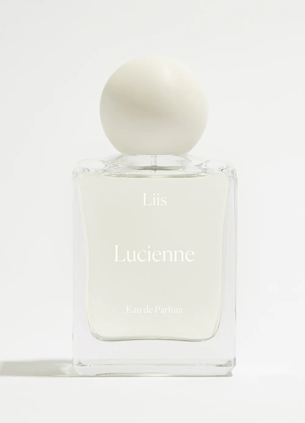 Lucienne von Liis - vor cremefarbenen Hintergrund