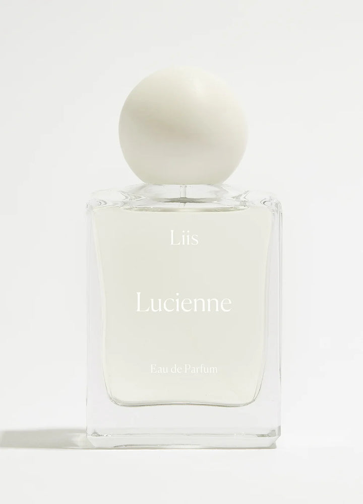 Lucienne von Liis - vor cremefarbenen Hintergrund
