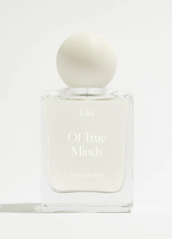 Of True Minds von Liis - vor cremefarbenen Hintergrund