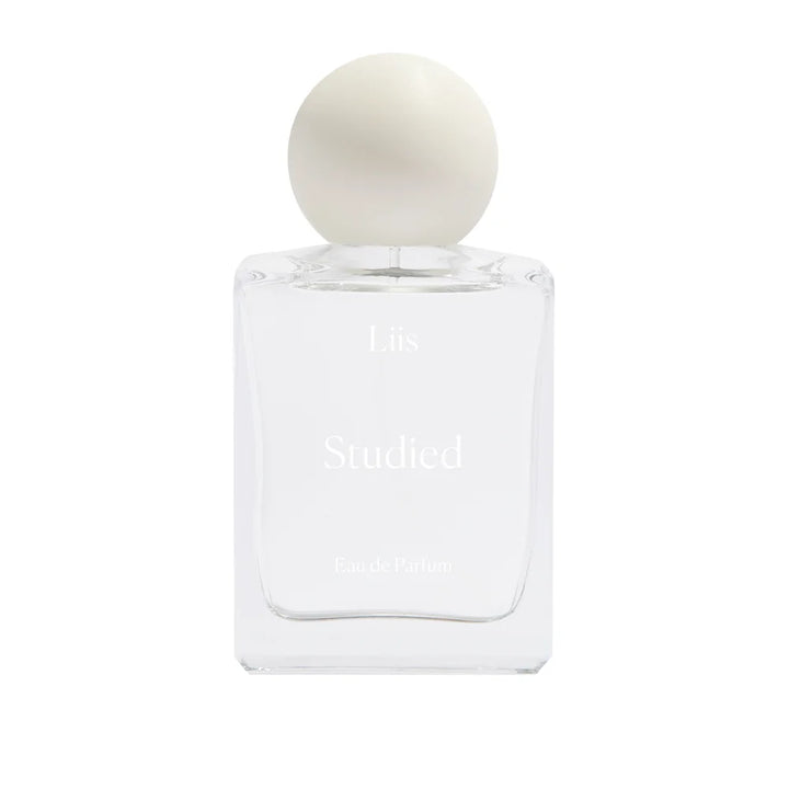 Liis Studied Eau de Parfum Flakon auf weißem Hintergrund