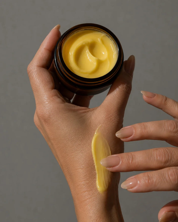 Under Eye Reset von The Glow - aufgetragen auf die Hand, Produkt geöffnet