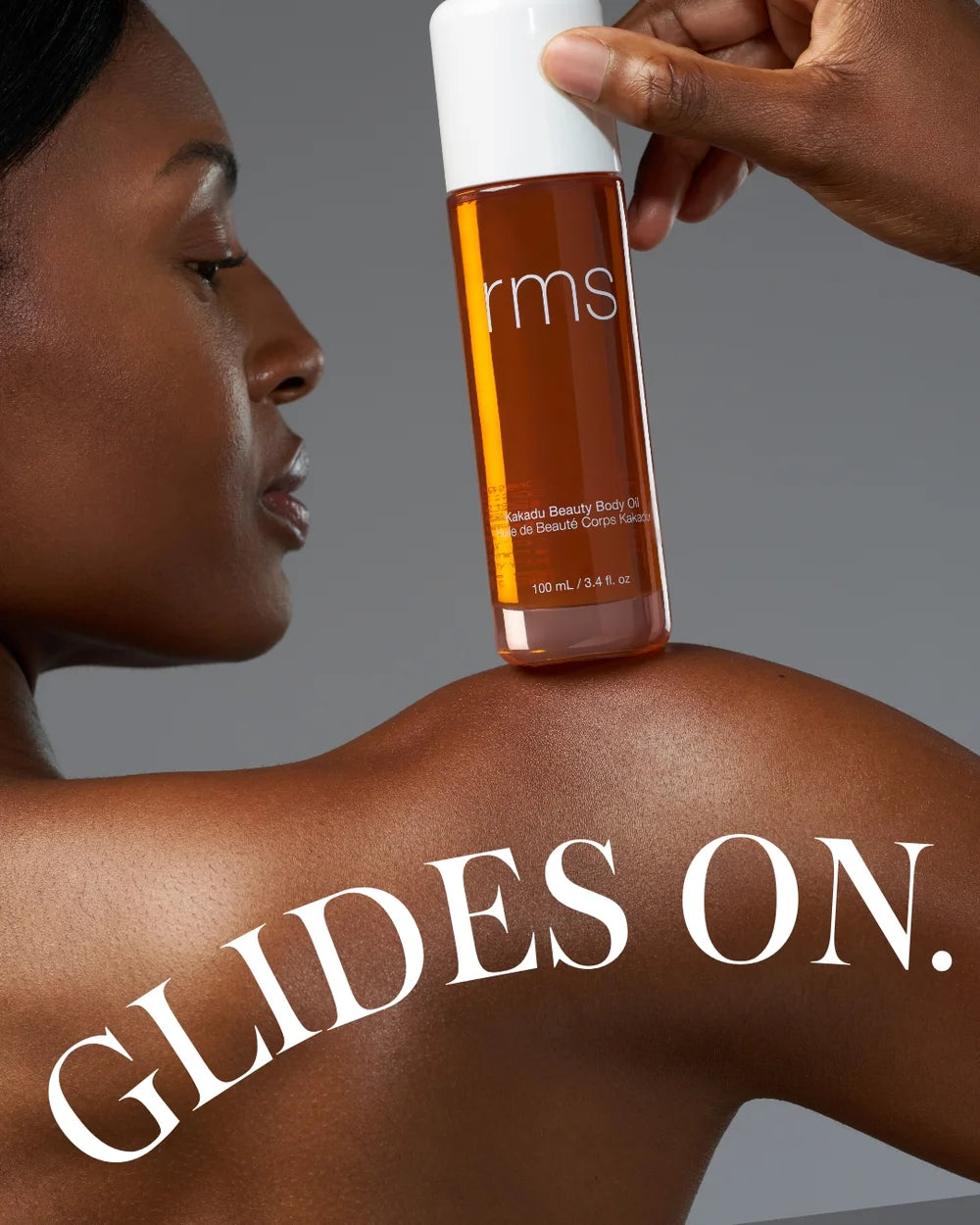 Kakadu Body Oil von RMS Beauty - Produkt auf Schulter abgestellt, "Glides On."